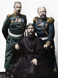 Grigory Iefimovich Novykh, connu sous le nom de Raspoutine (1869-1916) avec le capitaine von Lohman et le prince colonel Putyatin. (De gauche à droite : Prince Mikhail Putyatin, Grigory Raspoutine et Colonel D Loman)