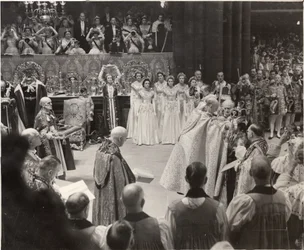 La duchesse Mary, sa couronne levée, rendant hommage à la reine Élisabeth II lors du couronnement