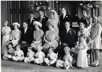 Photo de groupe de mariage de Lord Hartington et Amanda avec SM la Reine et la Reine Mère, 28 juin 1967