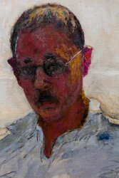 Autoportrait sur fond blanc, chemise à col ouvert, détail