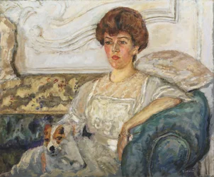 Femme sur un canapé bleu