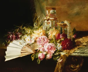 Un Éventail avec des Roses, des Marguerites et un Vase Famille Rose sur une Table Drapée