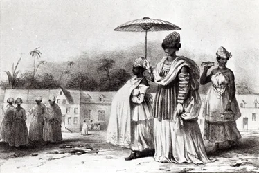 Dame emmenant un enfant au baptême, de 