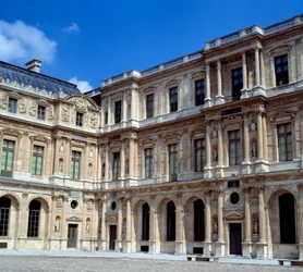 Architecture : vue de la cour carrée au Louvre