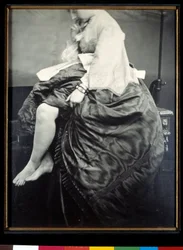 Comtesse Verasis de Castiglione, née Virginia Oldoini, assise sur une table. La comtesse soulève sa robe pour dénuder ses jambes et ses pieds. Épreuve à la gélatine argentique au bromure, 1863, Paris, Musée d