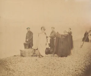 [La Comtesse avec un groupe sur une plage rocheuse]