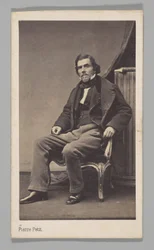[Portrait en studio : Eugène Delacroix assis sur une chaise]
