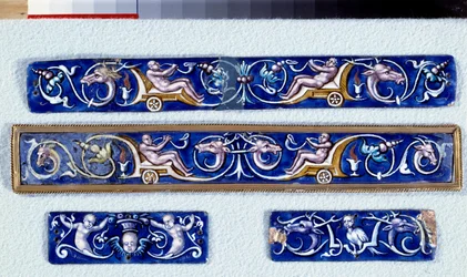 Plaques de rinçage à grotesques. Émail peint réalisé dans les ateliers de Pierre Reymond (1513-1584). Écouen, Musée national de la Renaissance