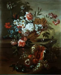Nature morte de fleurs dans une urne avec des fruits