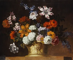 Tulipes, boules de neige et autres fleurs dans une urne sculptée sur un rebord