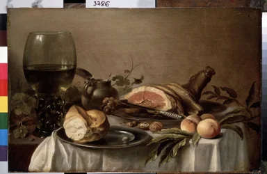Nature morte de petit déjeuner avec jambon, pain, pêches et noix