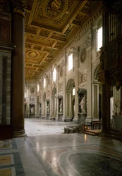 Vue de la nef centrale de la basilique Saint-Jean-de-Latran. Le plafond est probablement réalisé par Pirro Ligorio