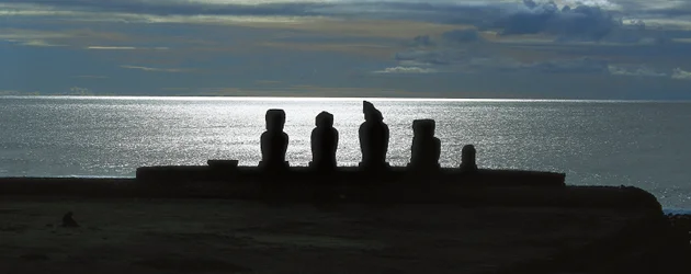 Statues moaï, parc national de Rapa Nui sur l