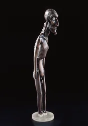 Figure en bois sculptée en forme d
