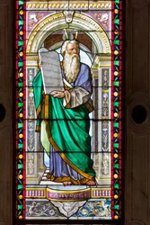 Gênes, Duomo (cathédrale Saint-Laurent), chapelle de Saint Jean-Baptiste : vitraux de Pompeo Bertini