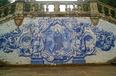 Panneau décoratif montrant la Vierge Marie écrasant le Serpent, Lamego, Portugal. 1738
