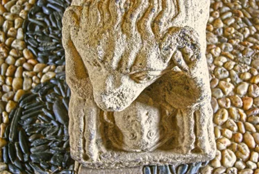 Lion mangeant un homme, base du sarcophage de D. Afonso Pires, ancien évêque de Porto, Lamego, Portugal vers 1372