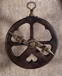 Instrument de mesure : astrolabe nautique portugais du XVIe siècle. Université d