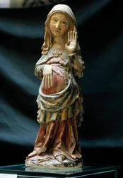 Art portugais : représentation de la Vierge enceinte avec une main sur le ventre. Sculpture en pierre polychrome