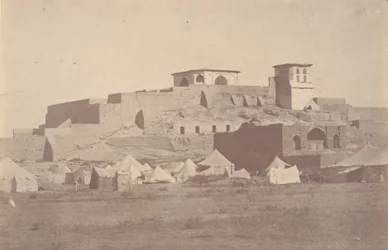 [Une citadelle persane dans les environs de Sultaniye], 1840-60