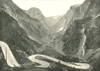 La route en zigzag et les chutes d