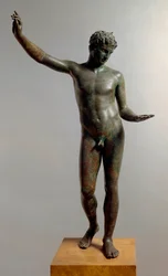 Art grec : statue en bronze du « jeune homme de Marathon » (éphèbe), représentant Hermès, athlète adolescent, attribuée au sculpteur Praxitèle (IVe siècle av. J.-C.), 460 av. J.-C., dimensions 130 cm - Athènes, Musée archéologique national (inv. 15118)