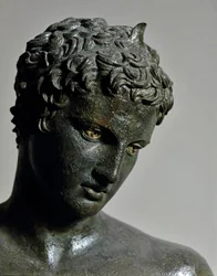 Art grec : statue en bronze du « jeune homme de Marathon » (éphèbe), représentant Hermès en athlète adolescent, attribuée au sculpteur Praxitèle (IVe siècle av. J.-C.), 460 av. J.-C., dimensions 130 cm. Athènes, Musée national archéologique (inv. 15118).