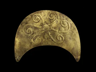 Ornement de coiffure avec soleil, Moche
