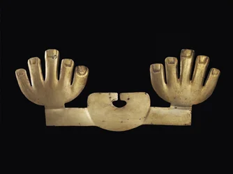 Ornement de nez avec mains, possiblement Moche