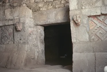 Une porte avec des têtes sculptées, période post-classique tardive