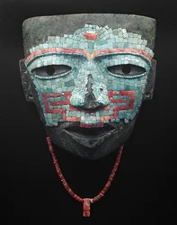 Masque funéraire recouvert de mosaïque de turquoise et de coquillage rouge. Artefact de Teotihuacan, Mexico. Civilisation de Teotihuacan - Art précolombien : masque funéraire de pierres turquoise et roses datant de la civilisation de Teotihuacan III (300-6