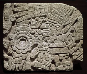 Art précolombien, civilisation mixtèque : pectoral sculpté représentant un personnage richement vêtu - provenant d
