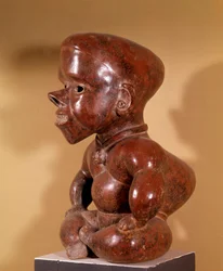 Art précolombien : statuette de bossu nu assis. De Colima. Civilisation des côtes occidentales. 300-1250 après J.-C. Musée archéologique de Guadalajara