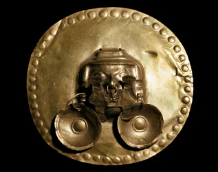 Civilisation précolombienne Calima : pectoral en or. 7e-15e siècle