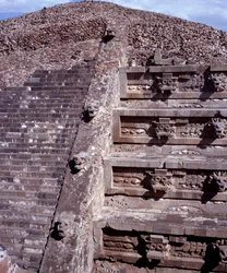 Civilisation précolombienne : vue du site de Teotihuacan (300 av. J.-C. - 600 apr. J.-C.) : le Temple de Quetzalcoatl ou Temple du Serpent à plumes