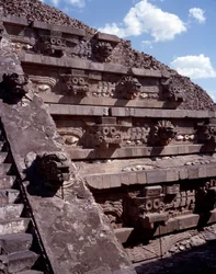 Civilisation précolombienne : vue du site de Teotihuacan : le temple de Quetzalcoatl