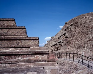 Civilisation précolombienne : vue du site de Teotihuacan : le temple de Quetzalcoatl
