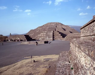 Civilisation précolombienne : vue du site de Teotihuacan (300 av. J.-C.-600 apr. J.-C.) : le temple (ou pyramide) de la Lune. Mexique