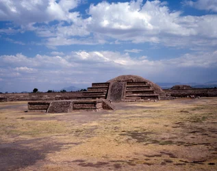 Civilisation précolombienne : vue du site de Teotihuacan (300 av. J.-C. - 600 apr. J.-C.) : le temple (ou pyramide) du soleil