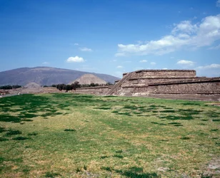Civilisation précolombienne : vue du site de Teotihuacan (300 avant J.-C.-600 après J.-C.) : le temple (ou pyramide) du soleil. Mexique