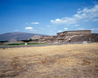 Civilisation précolombienne : vue du site de Teotihuacan (300 avant J.-C.-600 après J.-C.) : le temple (ou pyramide) du soleil. Mexique