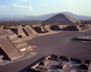Civilisation précolombienne : vue du site de Teotihuacan : le temple du soleil
