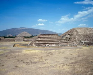 Civilisation précolombienne: vue du site de Teotihuacan (300 av. J.-C.-600 apr. J.-C.): le temple (ou pyramide) du soleil. Mexique