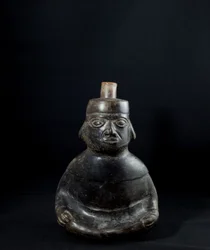 Vase anthropomorphe avec anse / Pérou, culture Mochica (terre cuite)