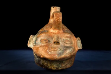 Céphalomorphe en céramique à décor négatif / Culture Vicus (terre cuite)