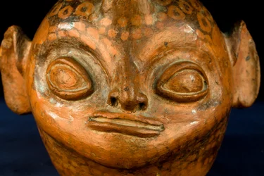 Céphalomorphe en céramique à décor négatif / Culture Vicus (terre cuite)