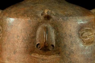 Céramique à décor anthropomorphe avec poignée latérale / Art précolombien (terre cuite)