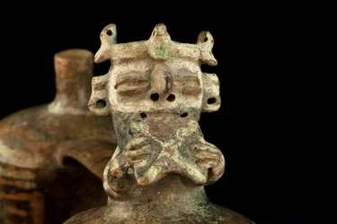 Céramique à double corps et poignée à pont / Culture Vicus (terre cuite)