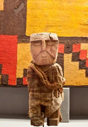 Statuette funéraire / Pérou, culture Chancay ( Bois peint, fibre textile.)
