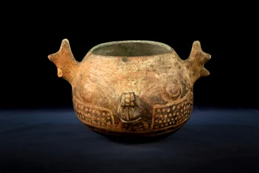 Céramique globulaire à décor zoomorphe / Art précolombien (terre cuite)